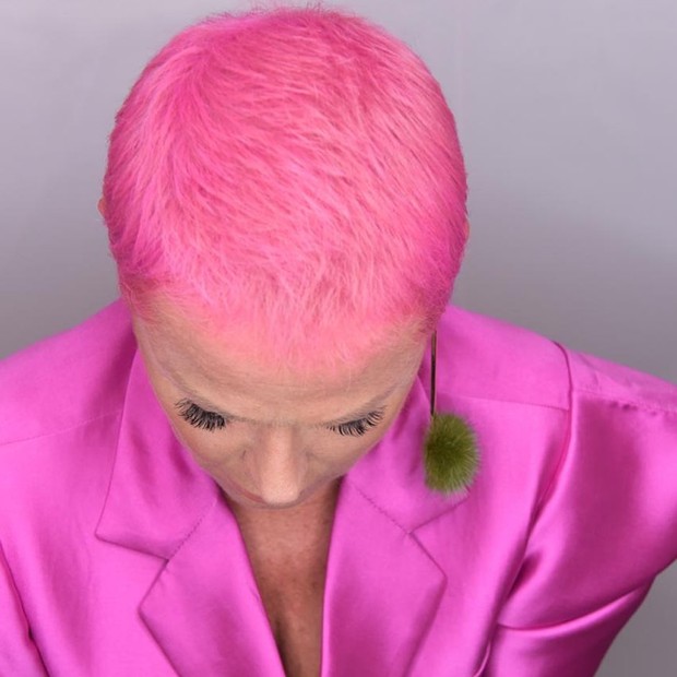 Xuxa usa cabelo rosa combinando com roupa e Sasha aprova ...