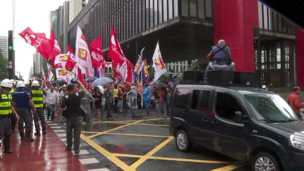 Manifestantes pretendem ir até o prédio da Fiesp — Foto: Reprodução/TV Globo