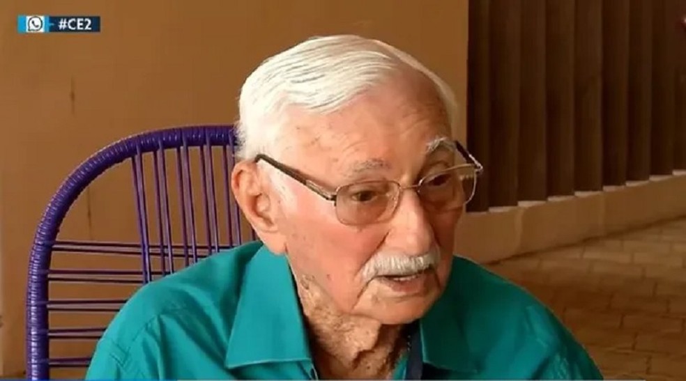 Aderbal Portela Aguiar, de 104 anos, é morador de Cariré, no interior do Ceará, e faz questão de votar em todas as eleições — Foto: TV Verdes Mares/Reprodução