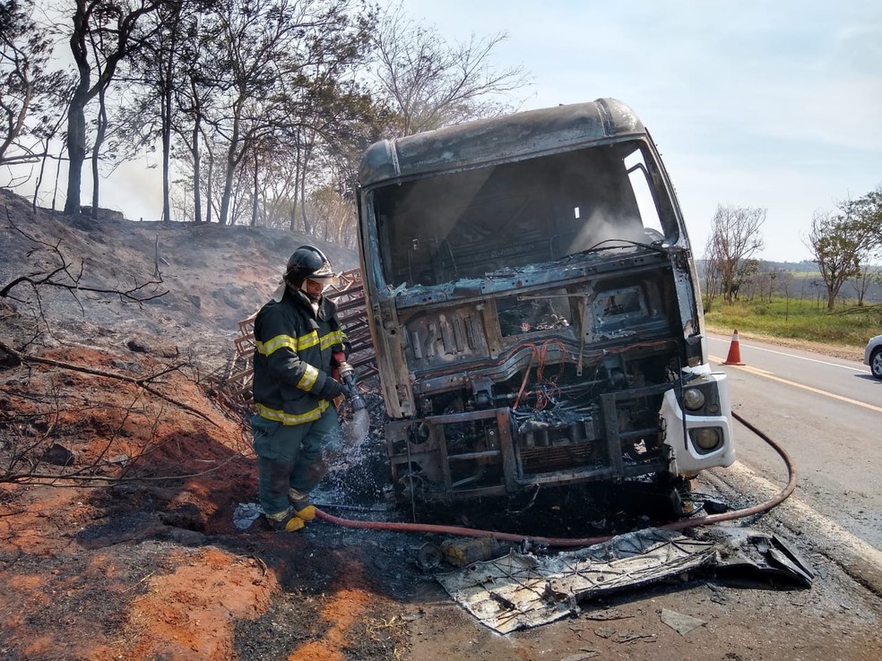 Bombeiros trabalharam por cerca de uma hora para conter as chamas; fogo atingiu mata ao lado do acostamento — Foto: Arquivo pessoal