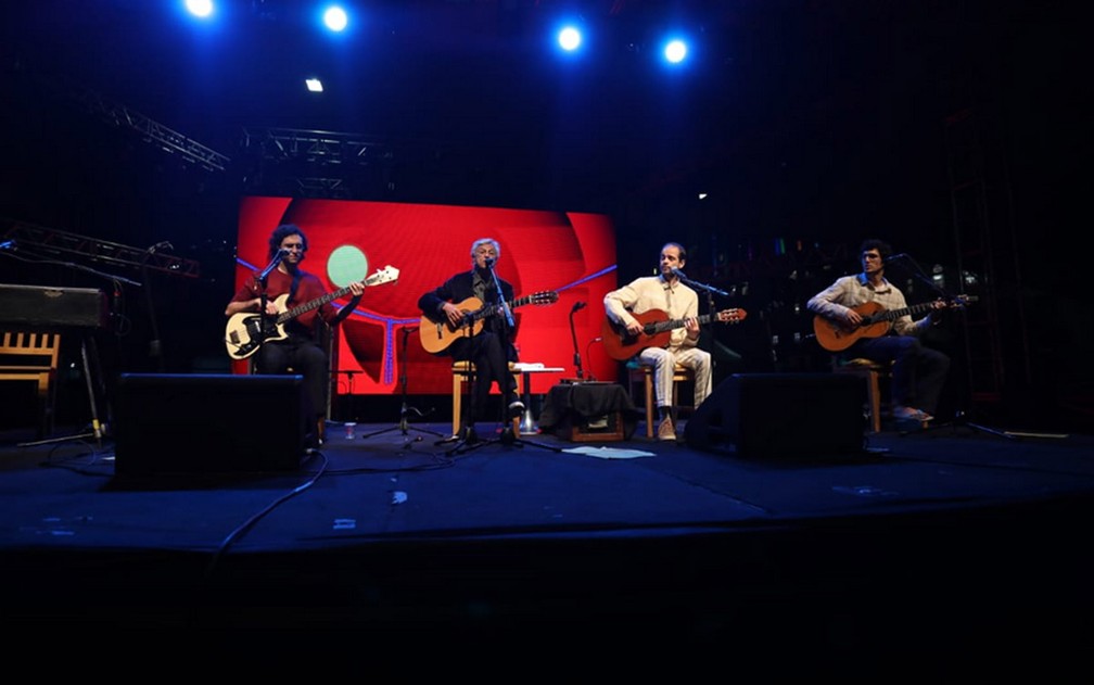 Caetano Veloso e os filhos no palco do Anhangabaú — Foto: Fábio Tito/G1