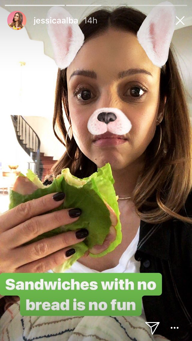 Sem pão, sem graça: Jessica Alba saboreia um sanduíche carbs free (Foto: Reprodução/Instagram)
