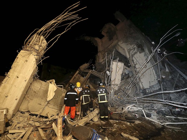 Equipes de resgate trabalham em escombros de prédio que desabou após terremoto nesta sexta-feira (5) em Tainan, em Taiwan (Foto: REUTERS/Stringer)