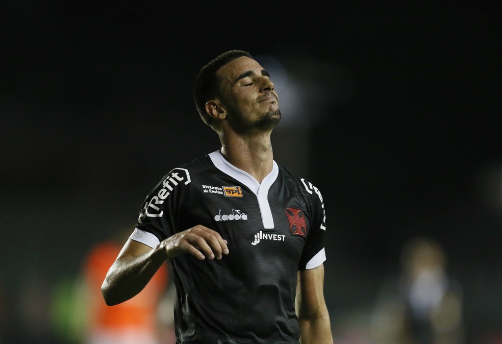 Thiago Galhardo lamenta; meia cansou contra o Atlético-PR — Foto: Rafael Ribeiro/Vasco