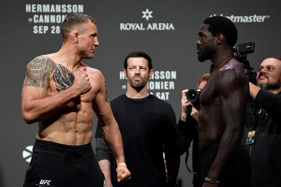 Jack Hermansson (esq.) e Jared Cannonier (dir.) se encararam à distância na pesagem do UFC Copenhague — Foto: Jeff Bottari/Getty Images