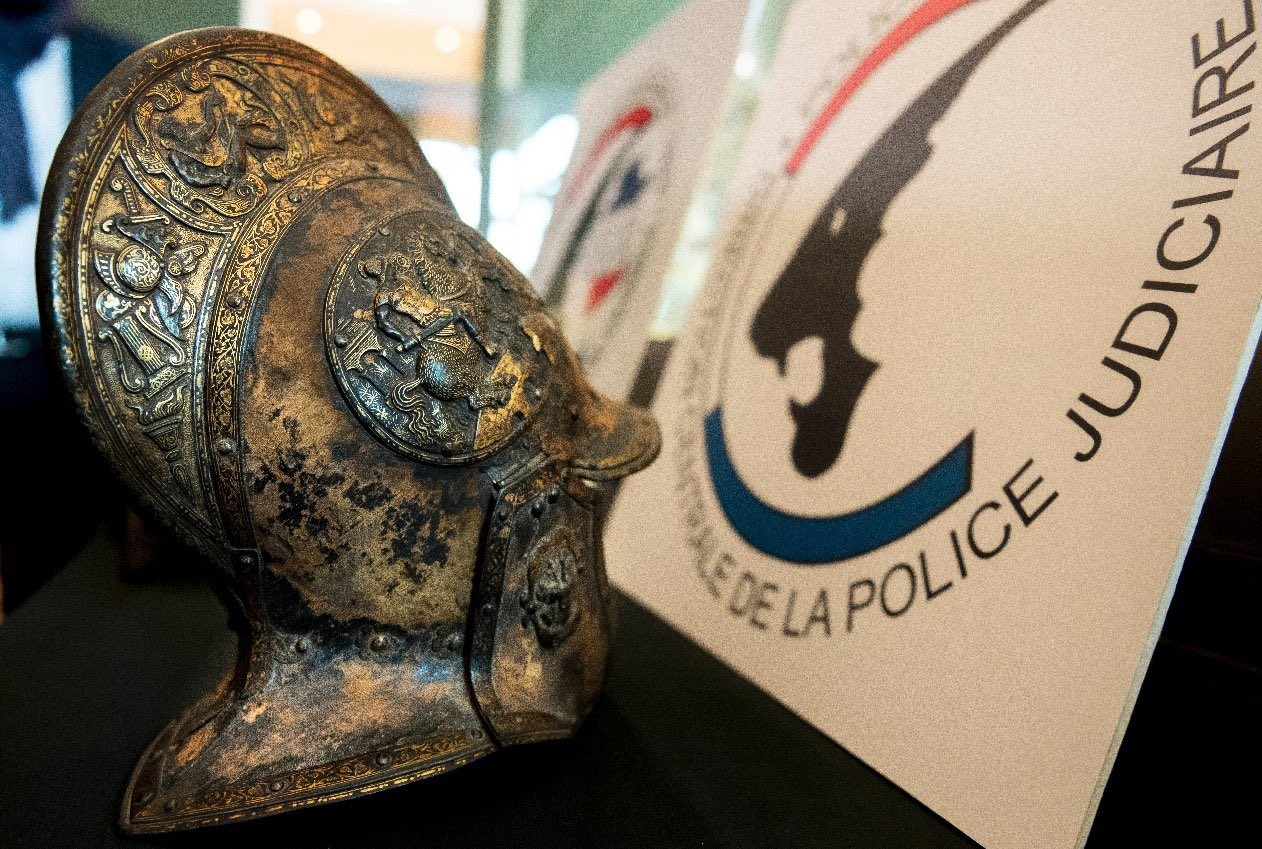 Museu do Louvre recupera itens de armadura renascentista roubados em 1983 (Foto: Reprodução Twitter/@PoliceNationale)