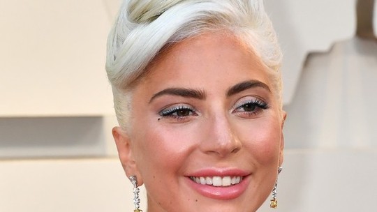 Lady Gaga aposta em beleza clássica para o tapete vermelho do Oscar 