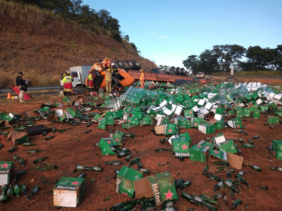Carreta carregada com cerveja tombou na BR-050 em Araguari — Foto: Corpo de Bombeiros/Divulgação