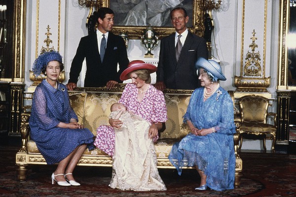 O príncipe William após ser batizado no colo da mãe, Diana, e cercado pela avó, Rainha Elizabeth; a bisavó, Elizabeth; o pai, Príncipe Charles; e o avô, Príncipe Philip (Foto: Getty Images)