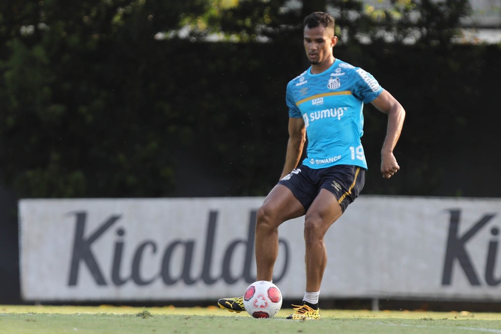 Derick durante treino do Santos — Foto: Pedro Ernesto Guerra Azevedo/Santos FC