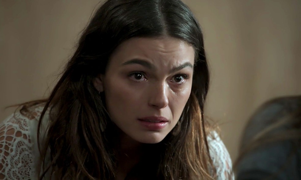 Em 'A Força do Querer', Ritinha (Isis Valverde) fica emocionada com atitude de Zeca (Marco Pigossi) para ajudá-la — Foto: Globo