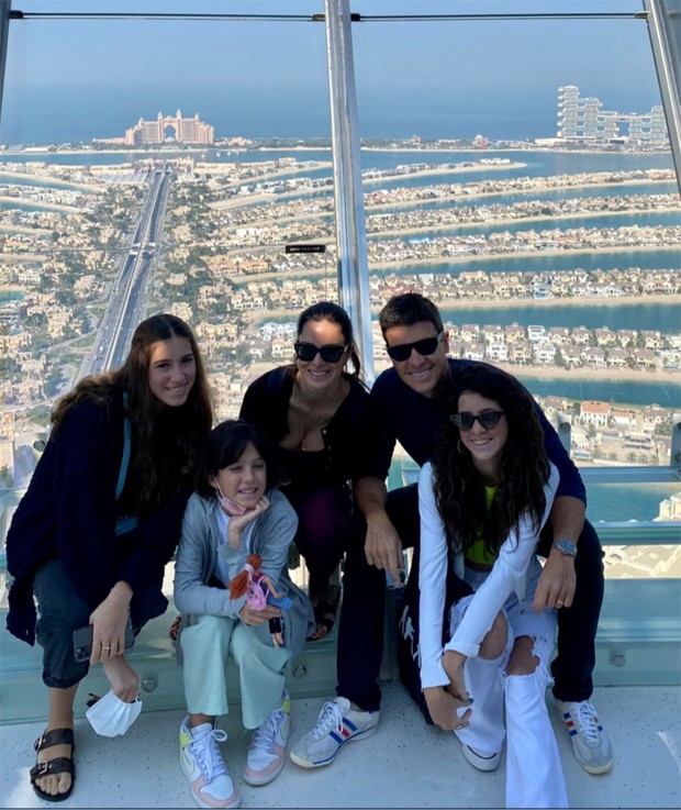 Rodrigo Faro, Vera Viel, e as filhas, Clara, Maria e Helena, estão em Dubai (Foto: Reprodução / Instagram)