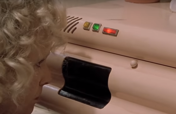 Um forno futurista do filme aceitava comandos de voz (Foto: Reprodução/YouTube)
