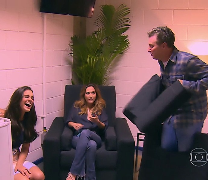Bruna Marquezine ri muito e bate papo com Luciano Huck e Tatá Werneck (Foto: TV Globo)
