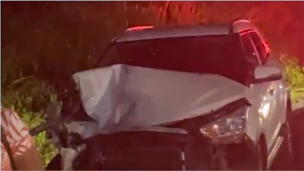 Carro envolvido no acidente ficou bastante danificado — Foto: Reprodução/TV Mirante