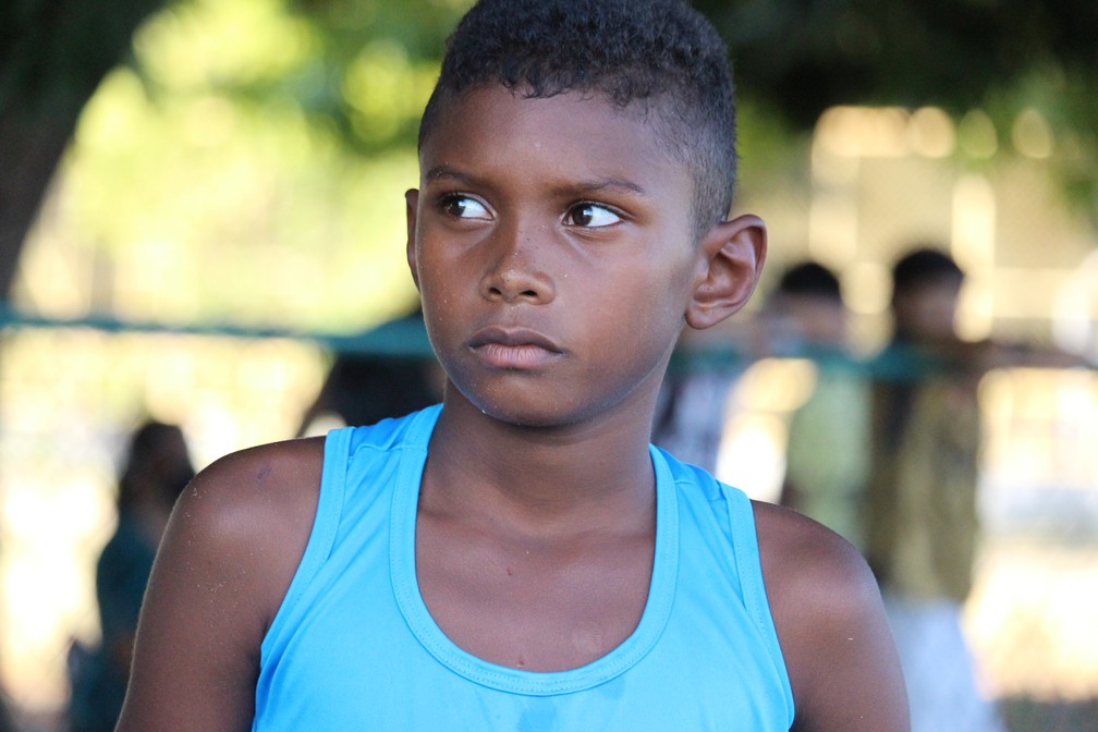Gustavinho, de 11 anos, competiu descalço entre os atletas da categoria sub-16 — Foto: Emanuele Madeira