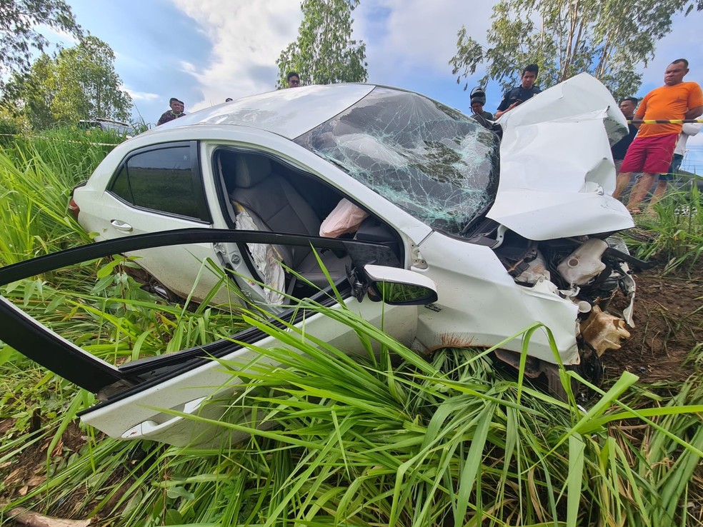 Motorista do carro branco ficou gravemente ferido &mdash; Foto: Divulga&ccedil;&atilde;o/PRF