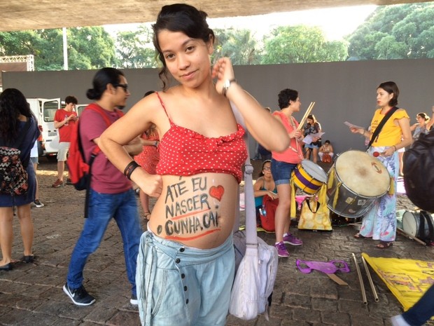 Manifestante escreve na barriga frase contra Cunha, em protesto no Masp, nesta quinta-feira (12) (Foto: Paulo Piza/G1)