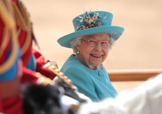LONDON, ENGLAND - JUNE 09:  Queen Elizabeth II smiles at Prince William, Duke of Cambridge during Trooping The Colour ceremony at The Royal Horseguards on June 9, 2018 in London, England. The annual ceremony involving over 1400 guardsmen and cavalry, is b (Foto: Getty Images)
