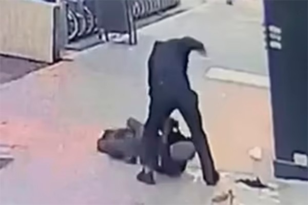 Morador de rua ataca homem que tentava lhe cobrir com um casaco em Nova York (Foto: divulgação)