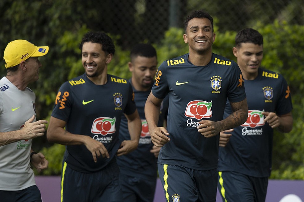 Titulares da seleção brasileira correm em campo durante treino no CT do São Paulo — Foto: Lucas Figueiredo / CBF