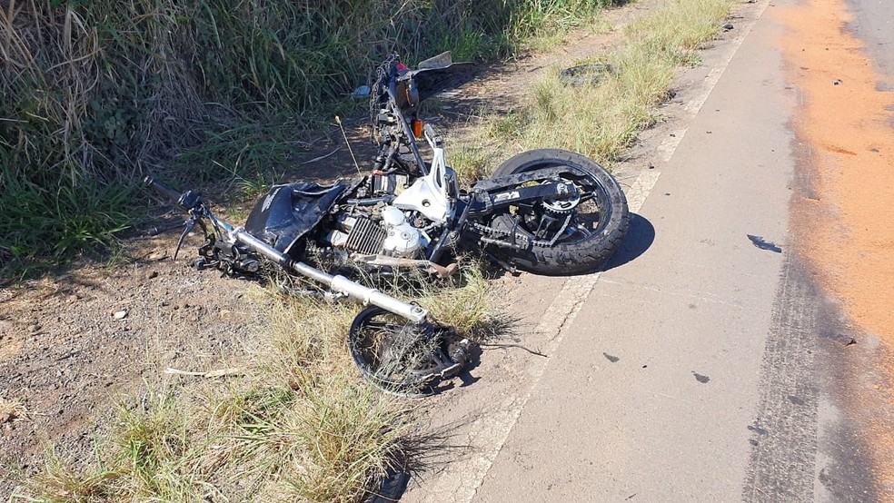 Motociclista morreu em acidente em estrada vicinal que liga Mombuca e Capivari &mdash; Foto: Tonny Machado/Ra&iacute;zes FM