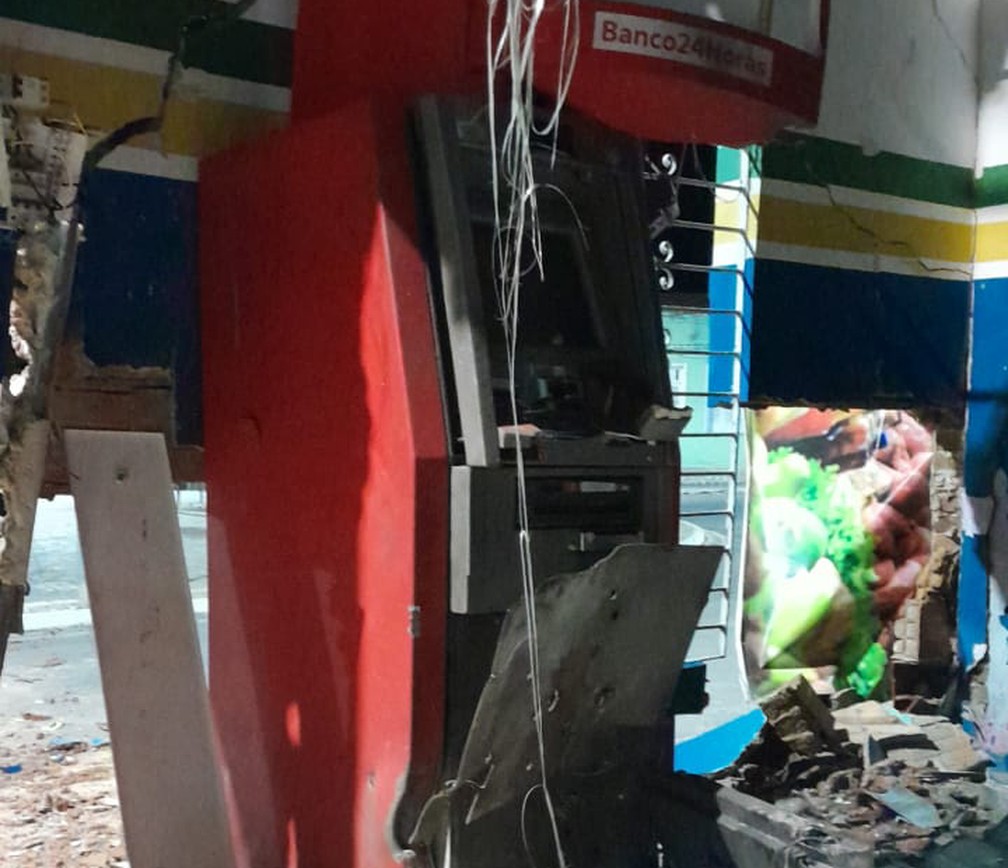 Caixa eletrônico de autoatendimento é explodido por homens armados no interior da Bahia — Foto: Reprodução/TV Bahia