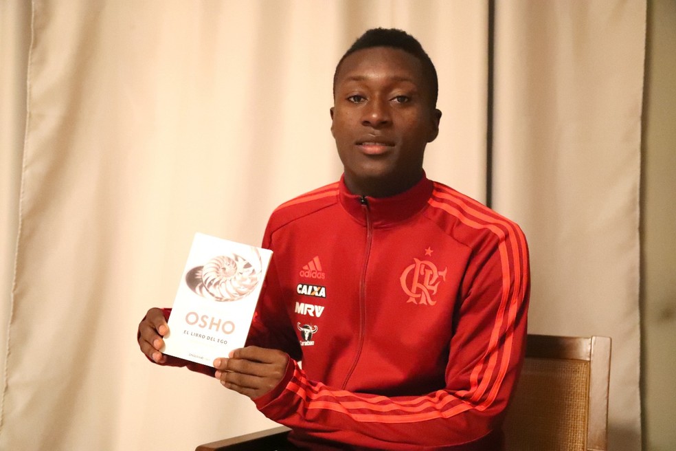 Marlos Moreno exibe livro durante per&iacute;odo de treinamentos no Rio Grande do Sul (Foto: Gilvan de Souza / Flamengo)