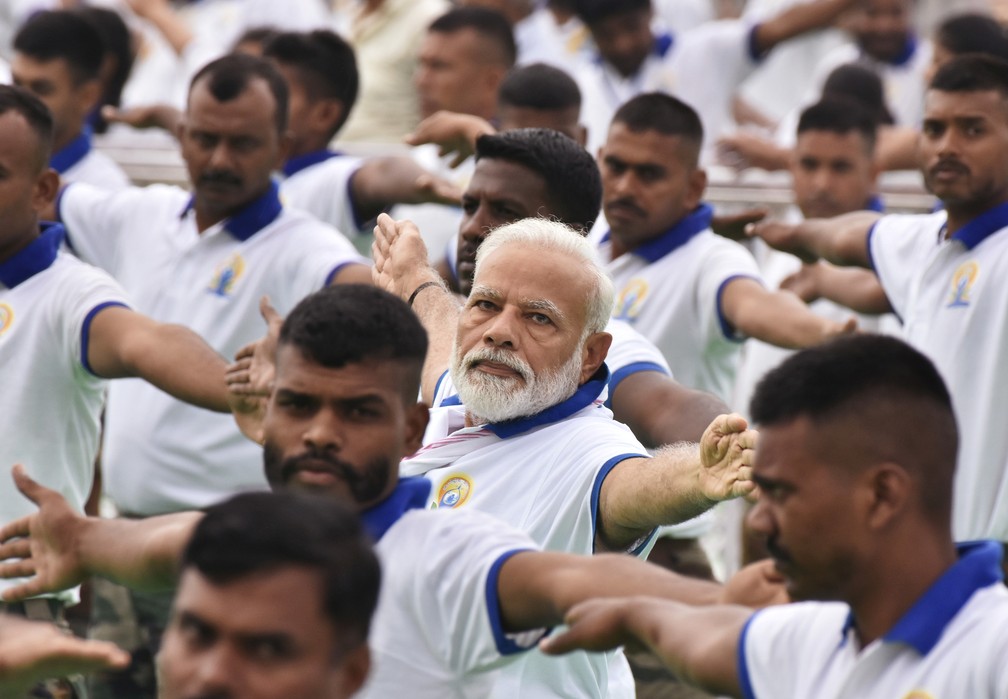 Primeiro-ministro da Índia, Narendra Modi, durante prática de yoga em Ranchi — Foto: Rajesh Kumar/Reuters