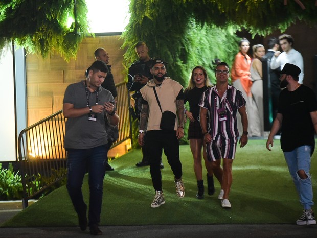 Bruna Griphao vai embora com Gabigol e amigos do jogador (Foto: Leo Franco/AgNews)