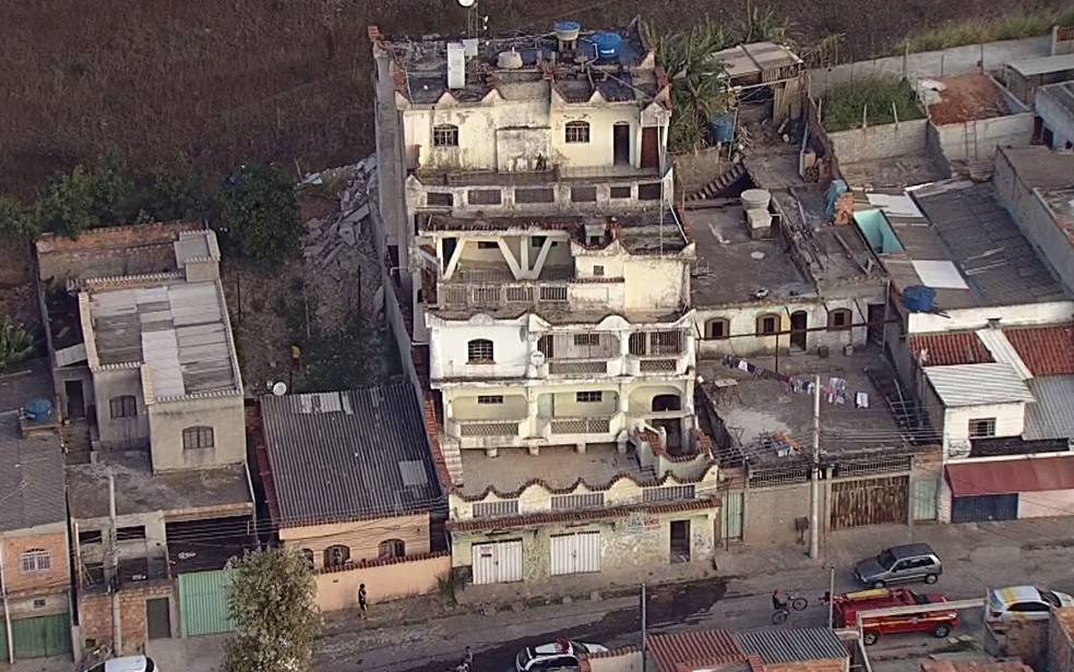 Parte da frente do prÃ©dio que desabou parcialmente no Barreiro, em Belo Horizonte â€” Foto: ReproduÃ§Ã£o/TV Globo