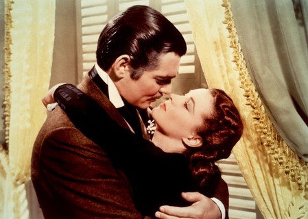 E O Vento Levou: Rhett Butler prova beijar é muito mais eficaz do que falar quando ele consegue transformar as recusas de Scarlett O'Hara em um sim