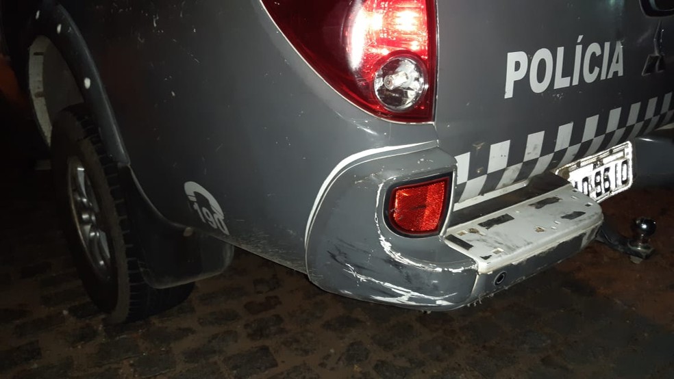 Viatura da PM foi atingida na traseira por motorista que dirigia com sintomas de embriaguez na noite de segunda (20) em Natal — Foto: Sérgio Henrique Santos/Inter TV Cabugi
