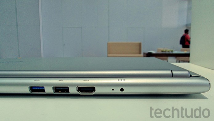 Na traseira, duas portas USB e uma HDMI (Foto: Paulo Alves/TechTudo)
