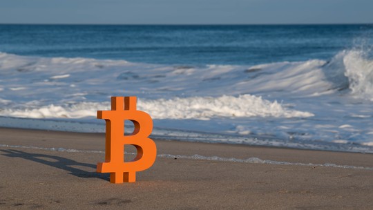 Bitcoin devolve ganhos e opera estável, às vésperas de decisão de juros do BC dos EUA
