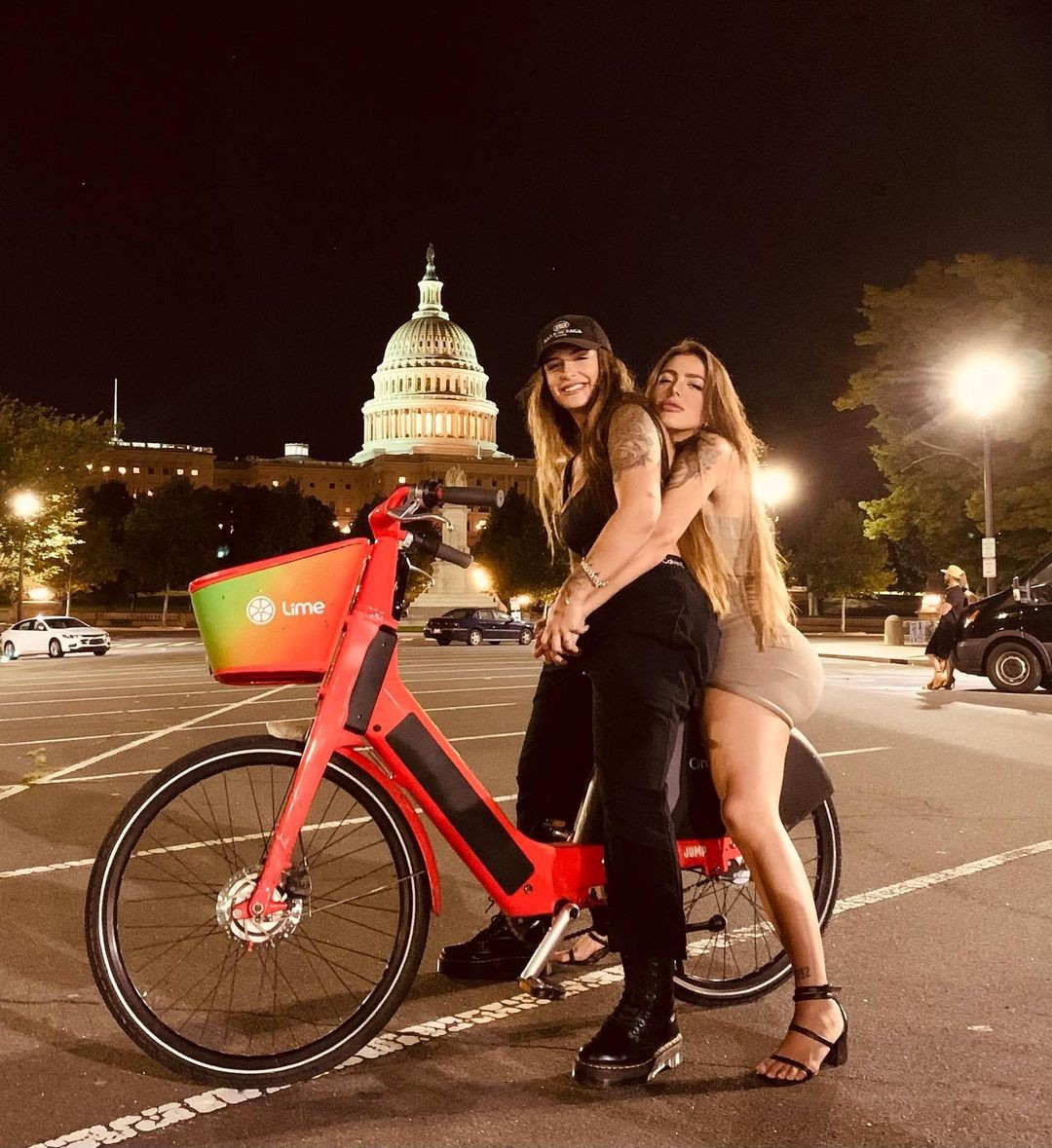 Nos EUA, Bárbara Labres noite ao lado da namorada: "Turistando 4 da manhã" (Foto: Reprodução/Instagram)