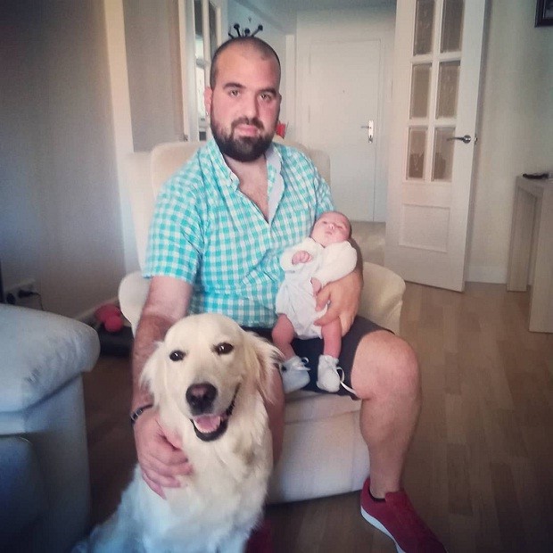 Jonathan Garcia Arango, o filho Alvaro e a cachorra Nala em seu primeiro retrato familiar (Foto: Reprodução/Instagram)