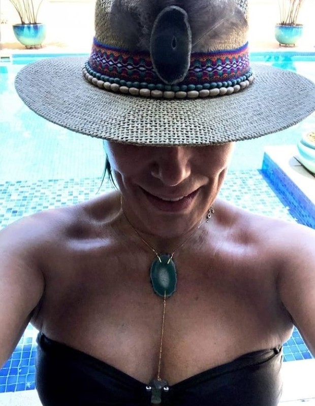 Gloria Pires aproveita sol à beira de piscina de sua casa no Rio (Foto: Reprodução/Instagram)