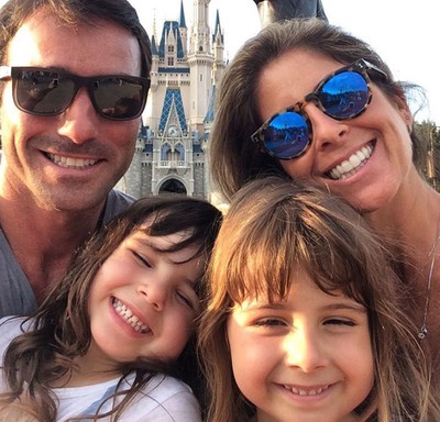 Patricia Maldonado, o marido e as filhas (Foto: Reprodução / Instagram)