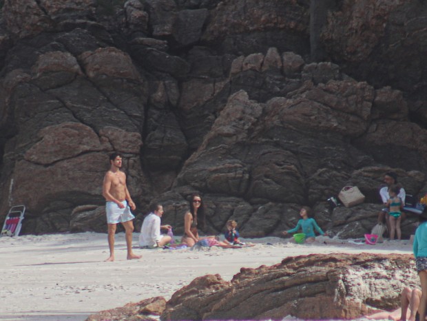 Rafa Kalimann e José Loreto curtem dia de praia juntos no Rio (Foto: Angélica Martins/AgNews)