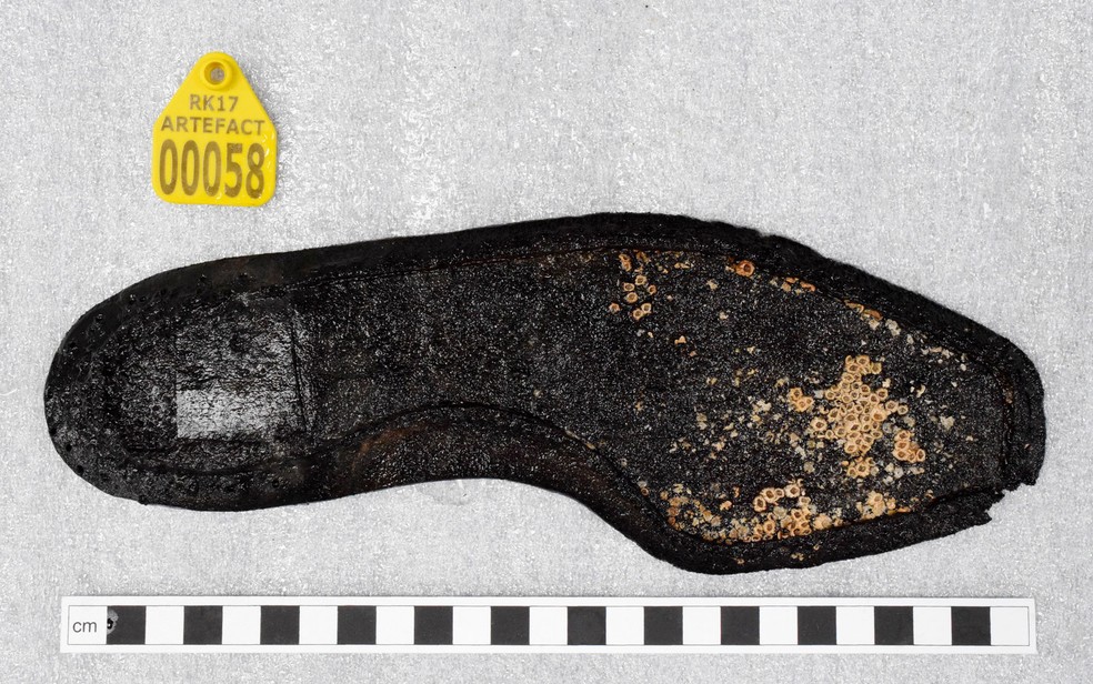 Foto não datada e divulgada na sexta (18) mostra sola de um sapato de couro encontrada nos destroços do navio Rooswijk, no leito da costa de Ramsgate, na Inglaterra (Foto: HO/Historic England/AFP)
