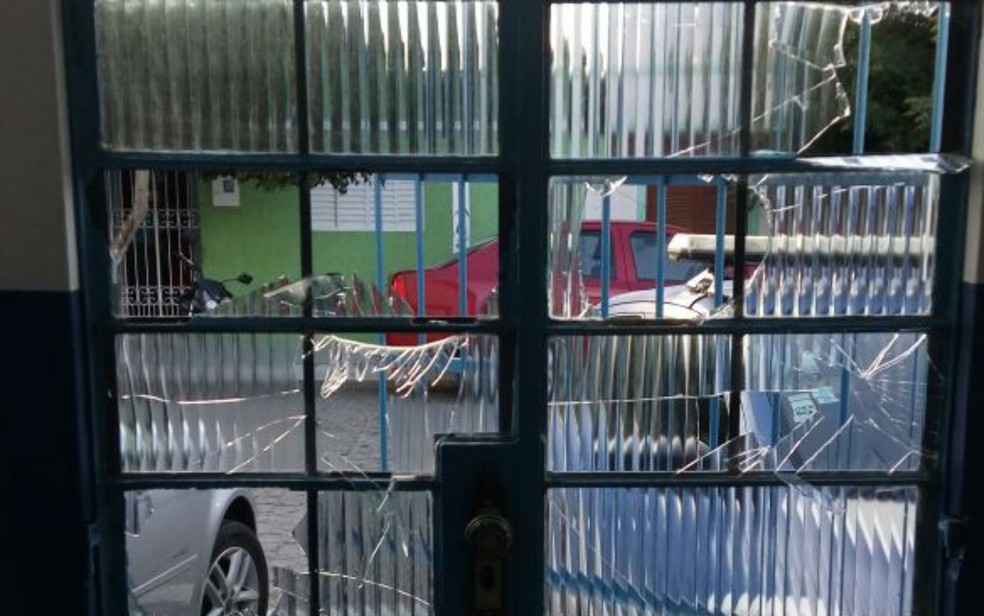 Porta da delegacia foi quebrada pela suspeita  (Foto: Divulgação/Polícia Civil)