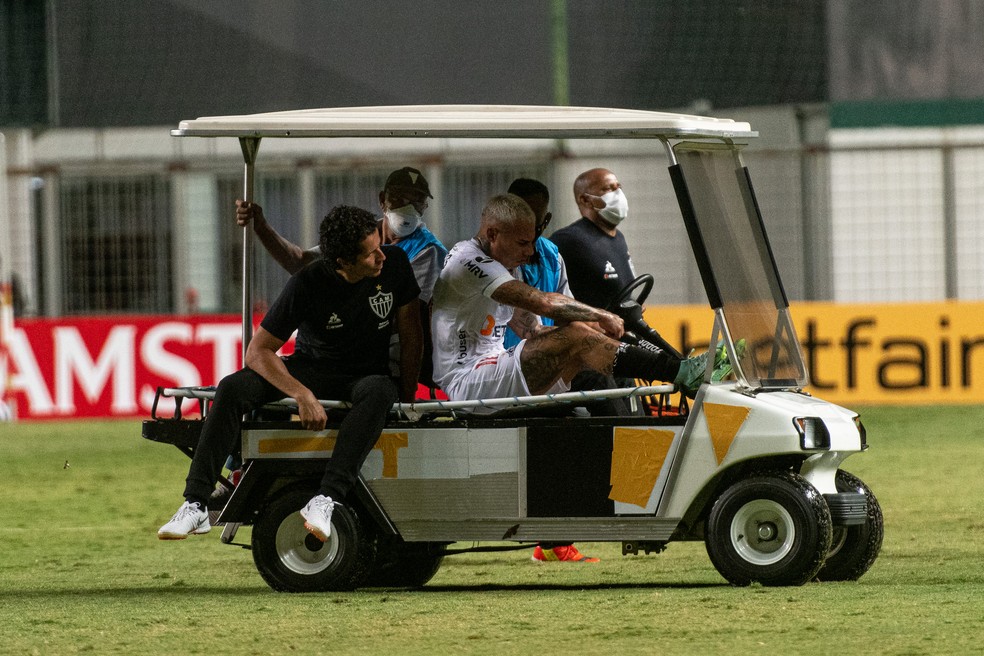 Mariano, do Atlético-MG, deixa o campo no carrinho maca após se queixar de dores musculares — Foto: Alessandra Torres/AGIF