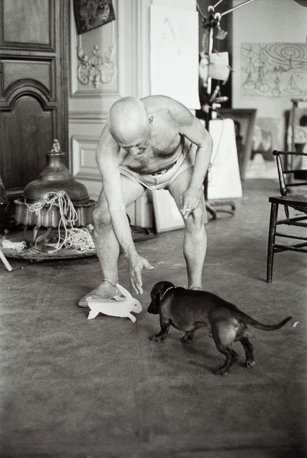Picasso e seu salsicha (Foto: David Douglas Duncan/Harry Hansom Center )