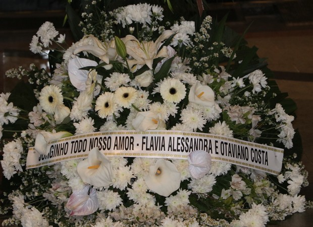 Coroa de flores enviada por Flávia Alessandra e Otaviano Costa (Foto: Rogério Fidalgo/AgNews)