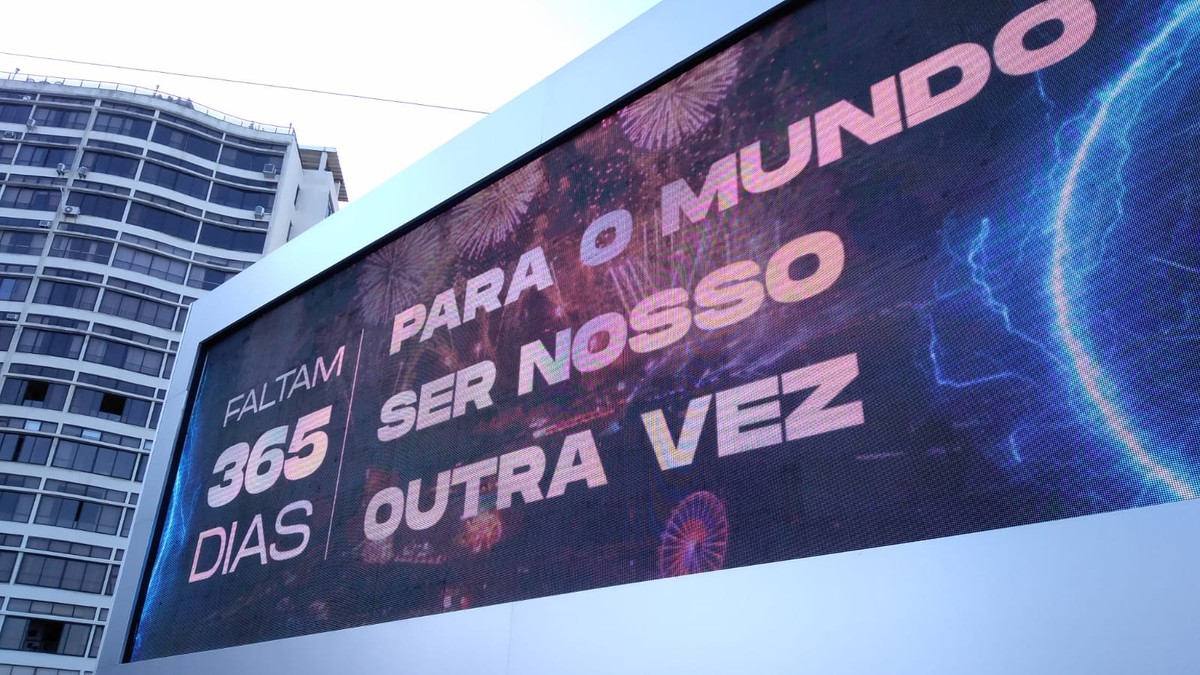 A 1 ano do festival, Copacabana ganha painel com contagem regressiva para o Rock in Rio | Rock in Rio 2022