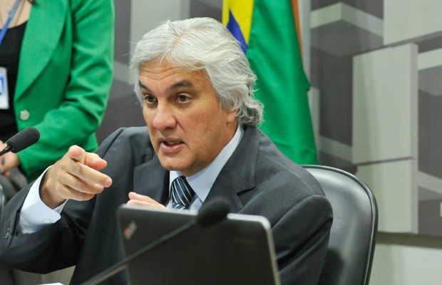 O senador Delcídio do Amaral (PT-MS) participa de reunião da Comissão de Assuntos Econômicos (CAE), em Brasília (Foto: Geraldo Magela/Agência Senado)