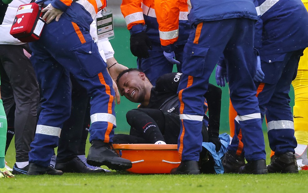 Neymar sofre lesão nos ligamentos do tornozelo esquerdo e vai ficar afastado por até oito semanas