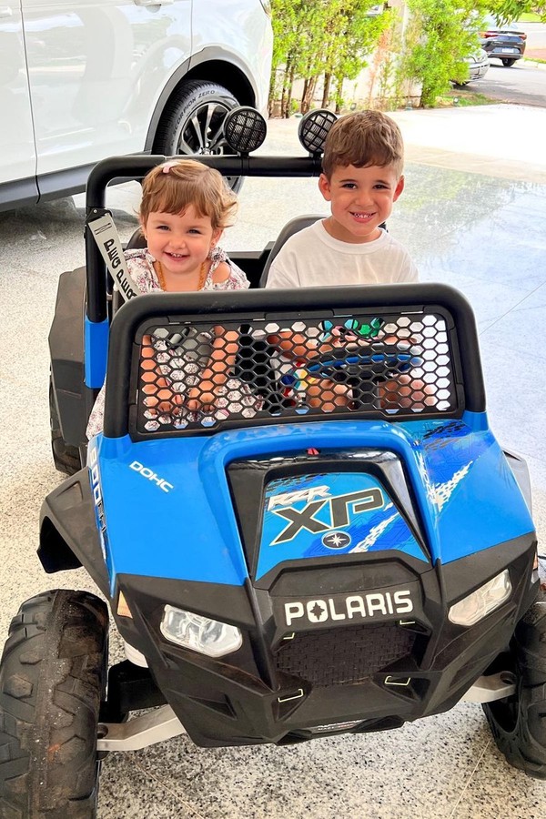 Filhos de Zé Neto e Natália Toscano posam com brinquedo caríssimo (Foto: Reprodução/Instagram)