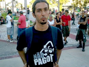 Flavio Marcel Menezes Valerio, coordenador de comunicação do Movimento Não Pago, pede manifestação pacifica (Foto: Marina Fontenele/G1)